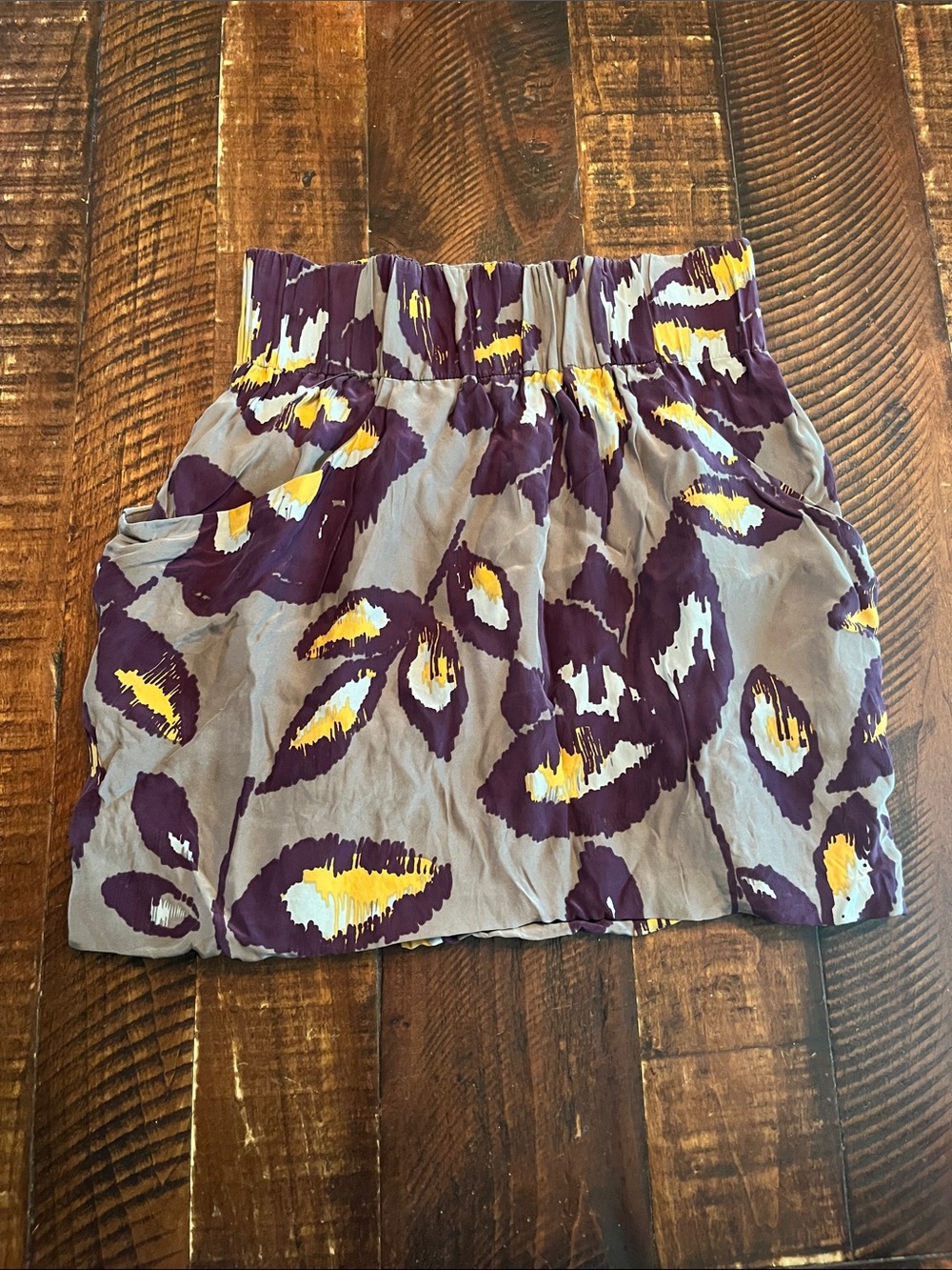 Dolce Vita Taupe Mini Skirt with Plum & Yellow Abstract Print
